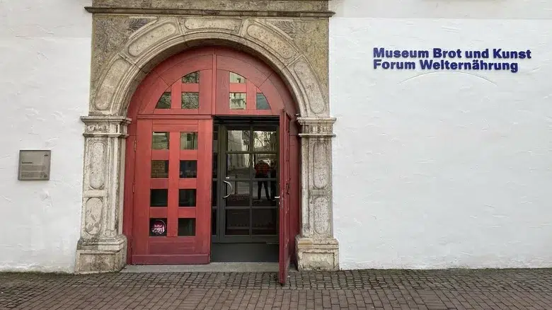 Hunda sus dientes en el Museo del Pan y el Arte