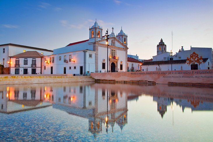 Iglesia de Santa María-Praça do Infante D. Henrique