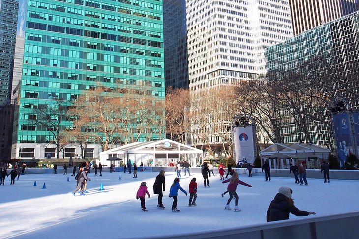 Ir a patinar sobre hielo - ciudad de Nueva York en invierno