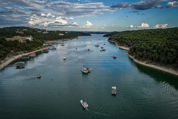 Ir en bote en el lago Travis