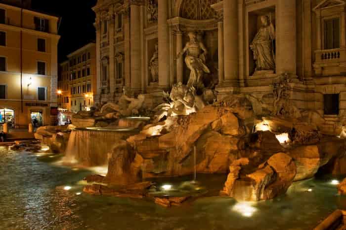 Ir por la noche - visitar la Fontana di Trevi en Roma