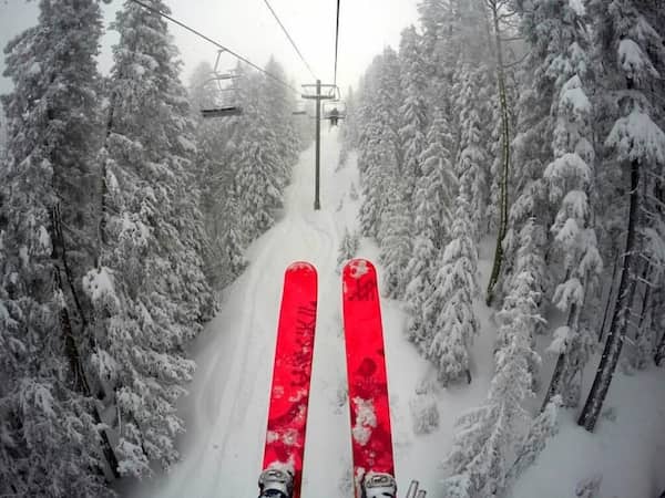 Juega en la nieve