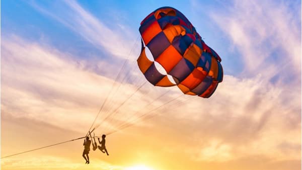 Katara Beach experimenta el parasailing en un lugar pintoresco