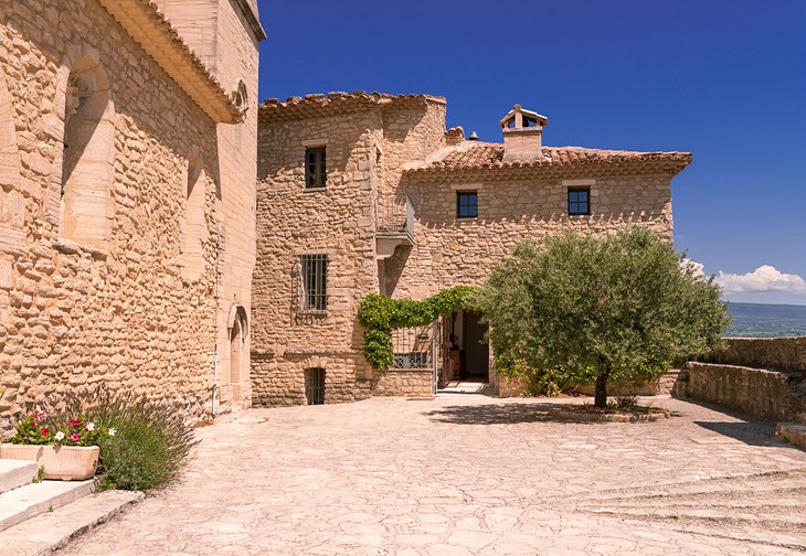 La aldea en la cima de la colina de Crillon le Brave