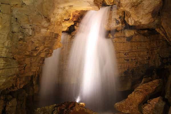 La cascada-cavernas de venado