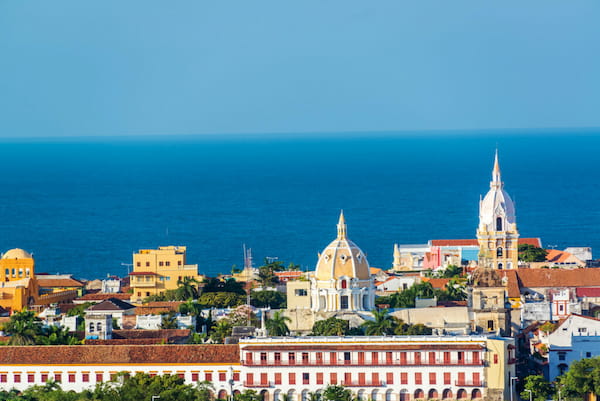 La proximidad a dos costas marinas
