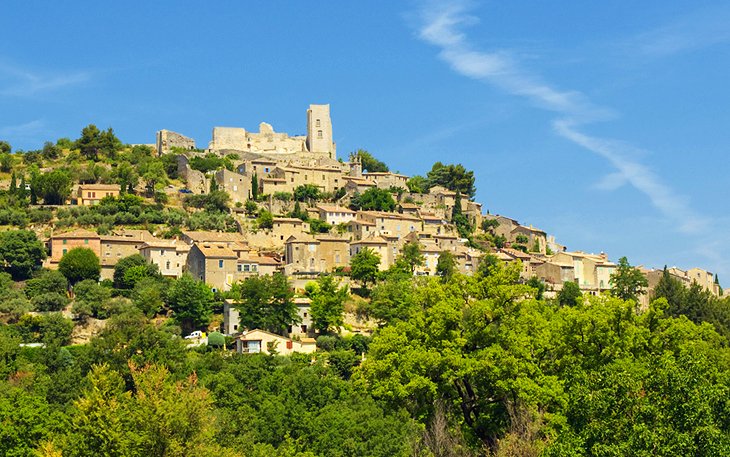 Lacoste un pueblo de ensueño renovado por Pierre Cardin