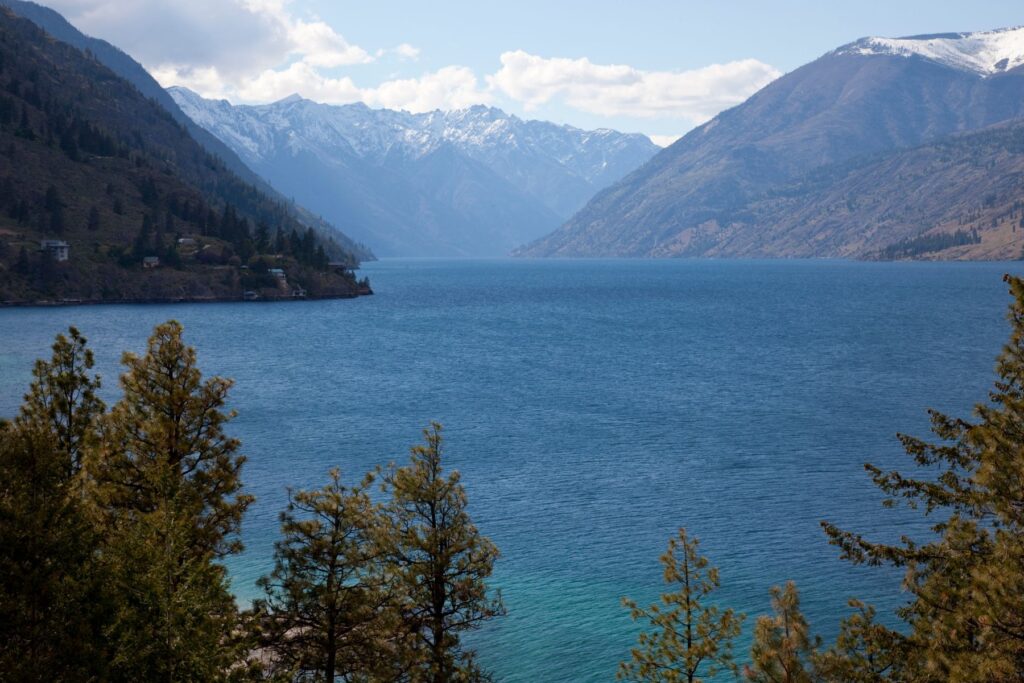 Mejores Lugares para Visitar en Julio en EE.UU Lago Chelan, Washington