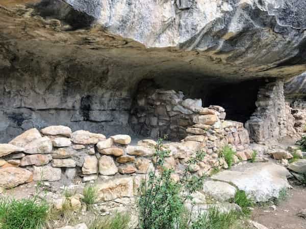Las viviendas de los acantilados de la Sinagua-Monumento Nacional Walnut Canyon