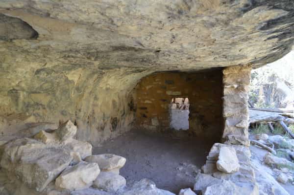 Viviendas de acantilados en Monumento Nacional Walnut Canyon