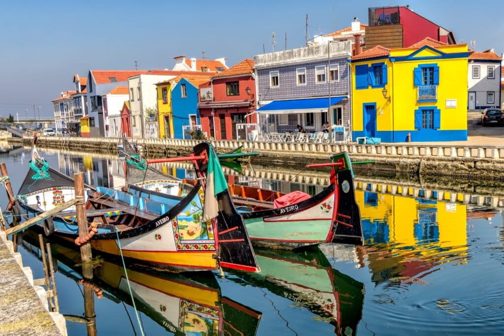 Los Canales De Aveiro Y Los Barcos De Moliceiro