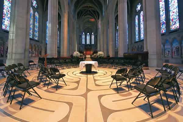 Medita mientras recorres el laberinto de la Catedral Grace-Cosas para hacer gratis en San Francisco