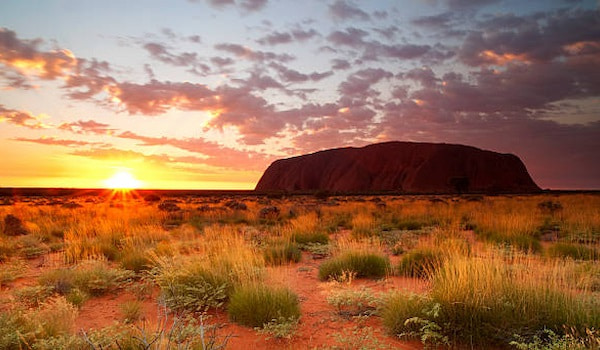 Mientras ve a Uluru despertarse 9