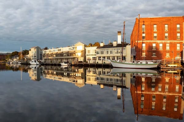 Mística, Connecticut