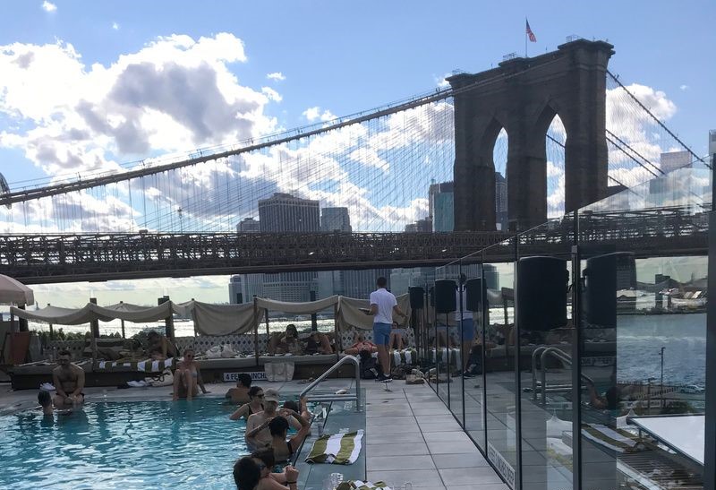 Nadar en la piscina de DUMBO House