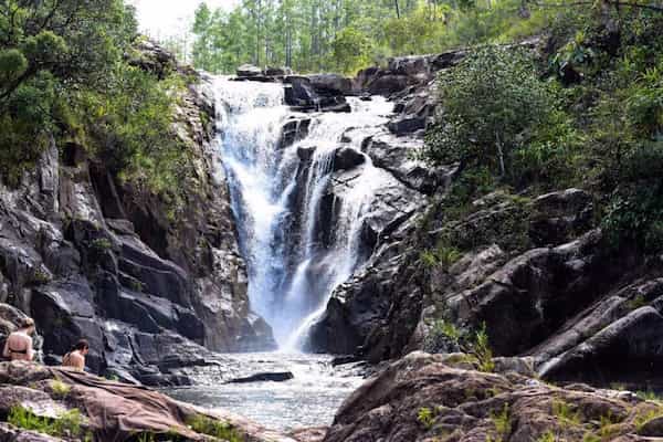 Nadar en una cascada secreta-Aventuras en Belice