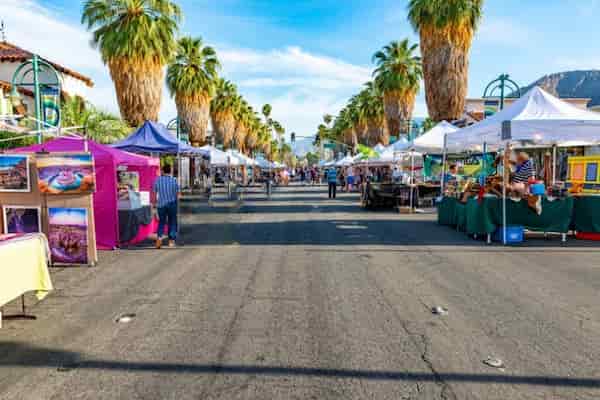No te pierdas la fiesta callejera semanal de VillageFest