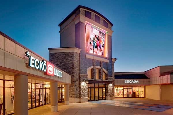 Outlets de moda en las Cataratas del Niágara, Estados Unidos