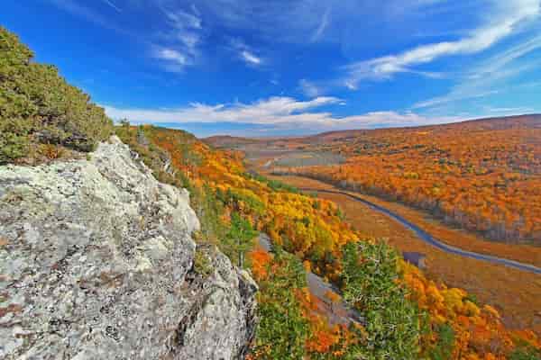 Parque Estatal del Desierto de las Montañas Porcupine-Otoño en Michigan