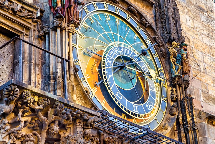 Pase por la Plaza de la Ciudad Vieja y el Reloj Astronómico