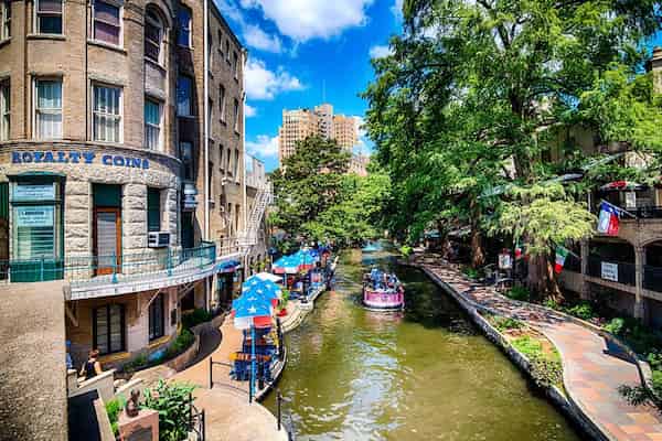 Pasea o navega por el River Walk