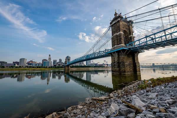 Pasea por Smale Riverfront Park