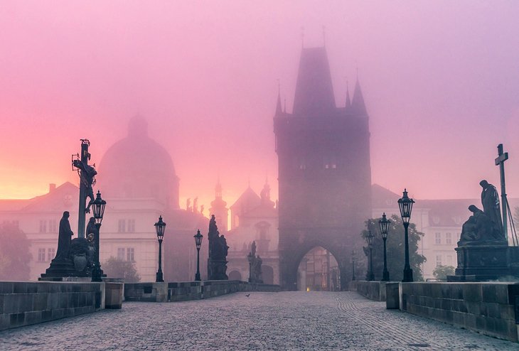 Pasea por el Puente de Carlos-lugares para visitar en Praga