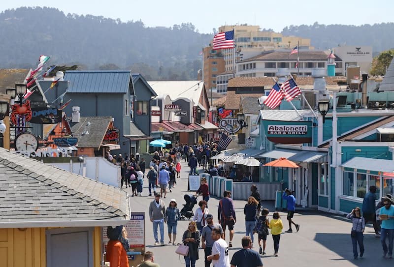 Pasea por el Viejo Muelle de los Pescadores-Monterey