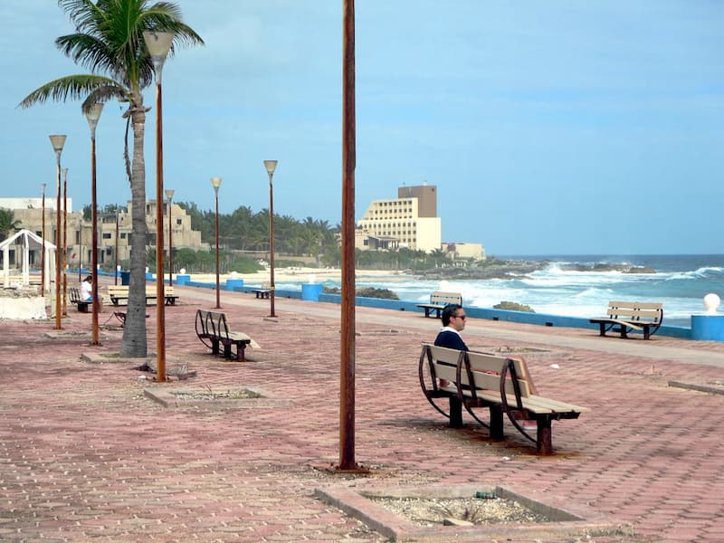 Pasea por el malecón-Actividades que debes hacer en Isla Mujeres