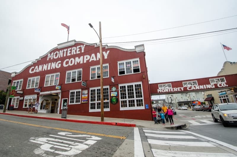Pasea por la famosa Cannery Row-Monterey