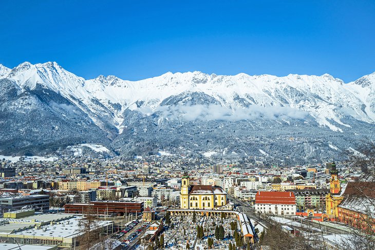Pasea por las calles nevadas de Innsbruck