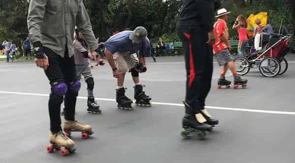 Patinaje sobre ruedas en el parque Golden Gate