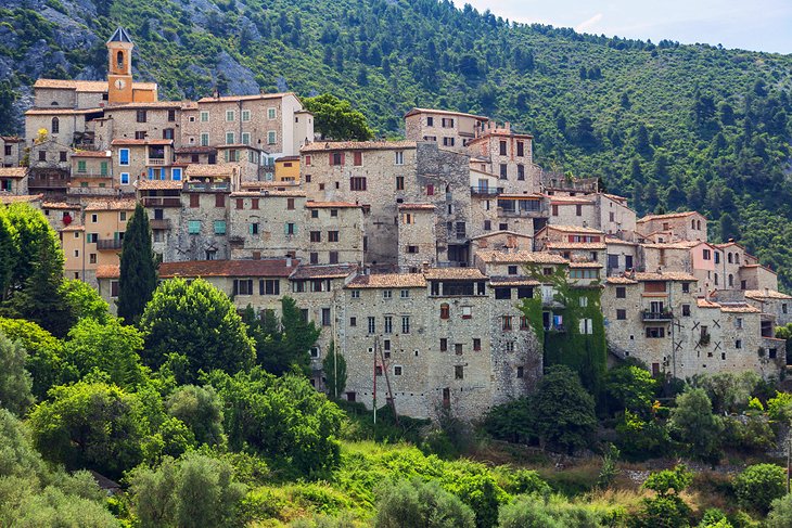 Peillon y Peille pintorescos pueblos en la cima de una colina