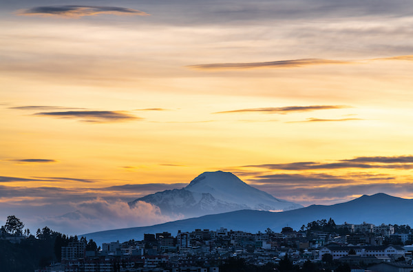 Pisa el ecuador Experiencias Increíbles En Quito 9