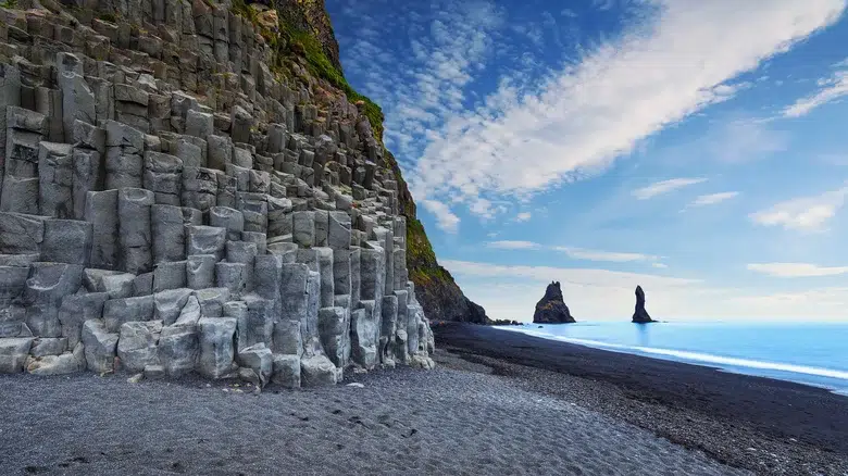 Playa de arena negra de Reynisfjara, Islandia
