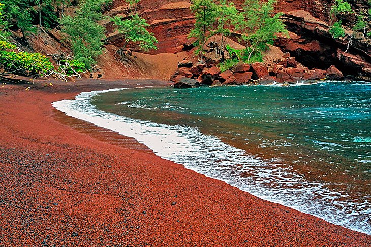 Playa de arena roja de Kaihalulu
