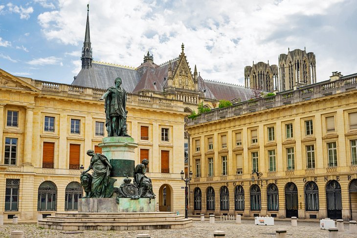Plazas públicas elegantes y monumentos antiguos