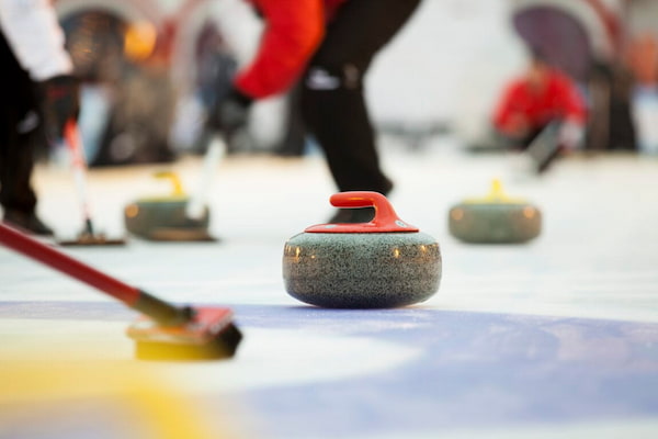 Prueba tu suerte en el curling