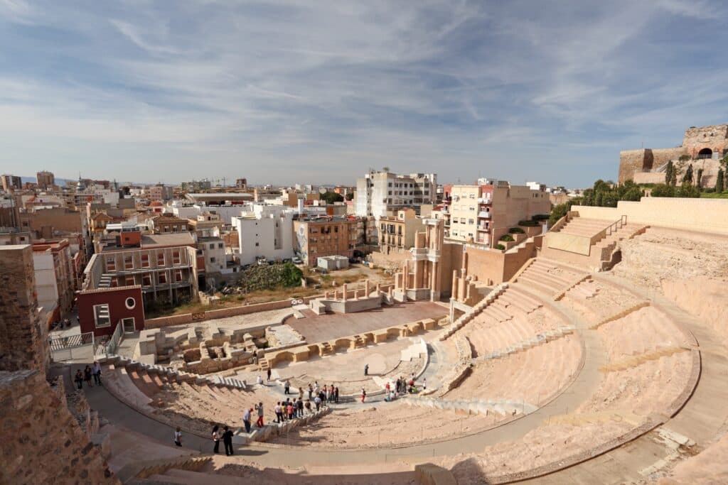 Puedes recorrer un antiguo teatro romano
