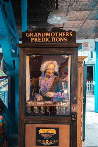 Rara máquina antigua de predicciones de la abuela en Deno's Wonder Wheel Park