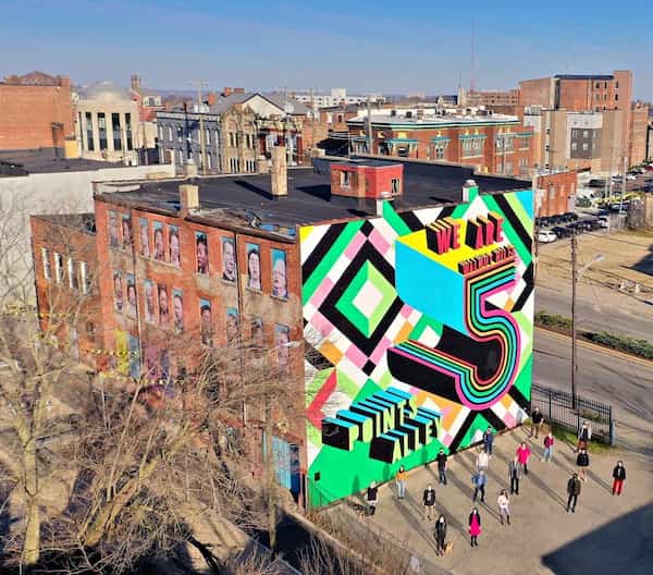 Realice un recorrido autoguiado por el arte público de la ciudad 