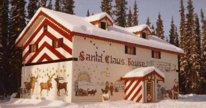 Realice un recorrido por el taller de Papá Noel en la festiva Casa de Papá Noel.