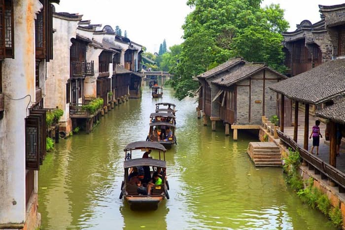 Recorra los canales del pueblo acuático de Wuzhèn