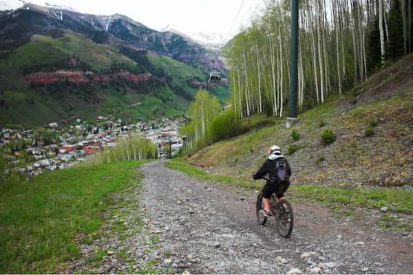Recorra los senderos en Telluride Bike Park