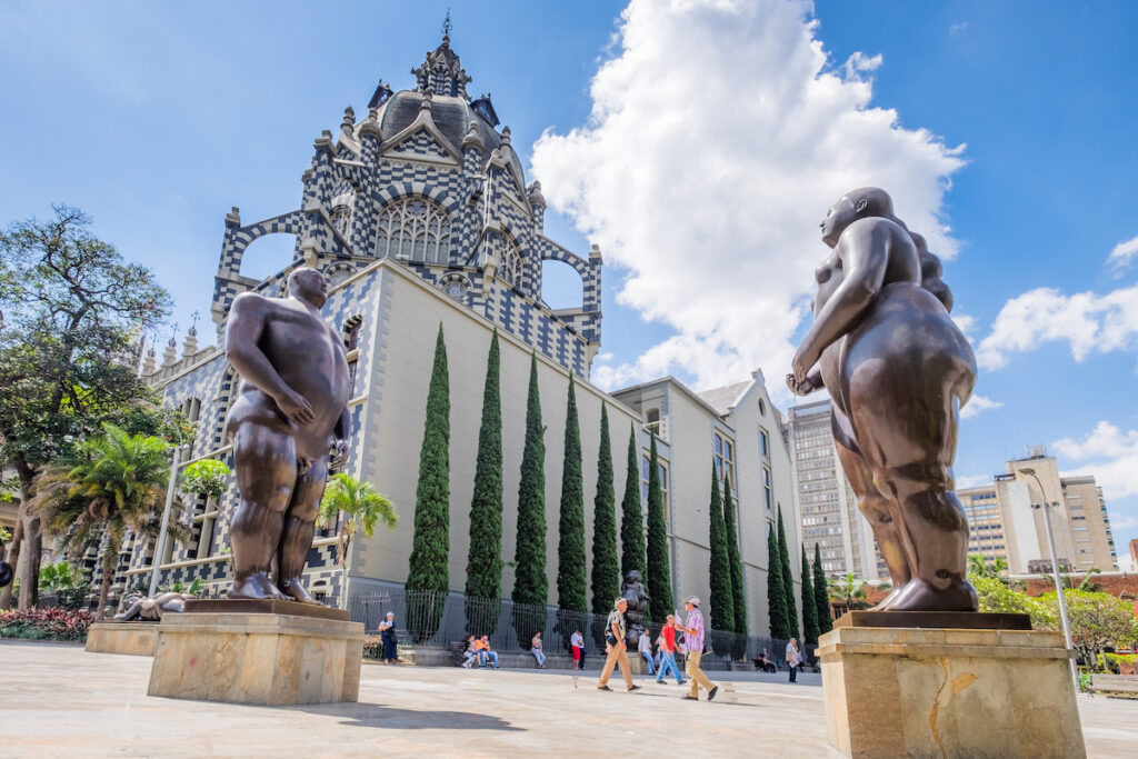 Recorre la plaza Botero