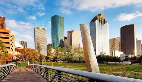 Relájate en Buffalo Bayou Park-lugares gratis para visitar en houston
