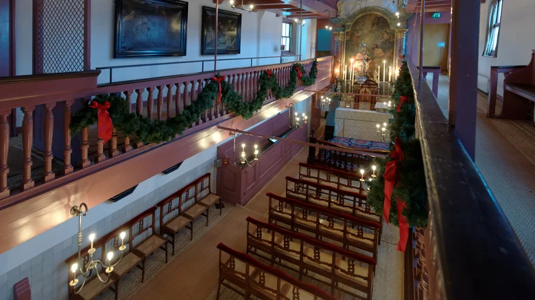Rezar en una iglesia elevada perfectamente conservada