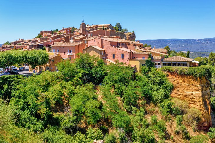 Rousillon un pueblo situado sobre un acantilado ocre