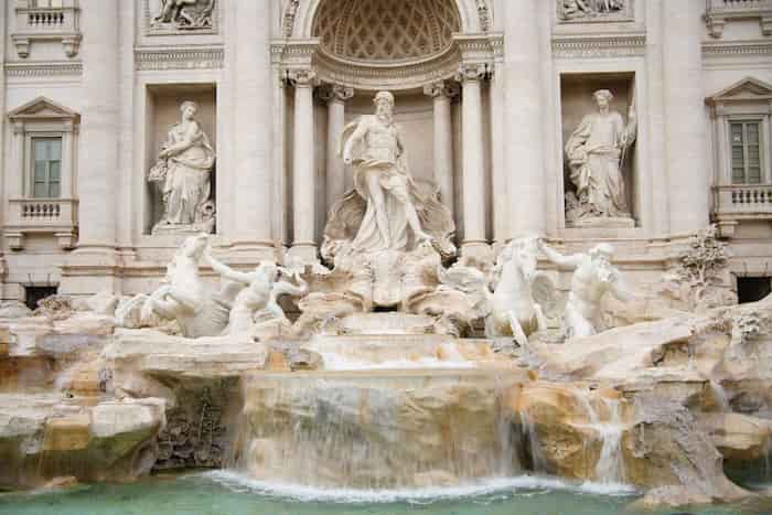 Sal por la mañana - visitar la Fontana di Trevi en Roma