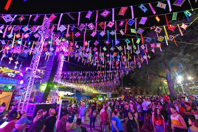 Sayulita tiene una vida nocturna más animada y una escena de fiesta